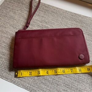 Samantha Brown passport/wallet